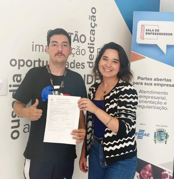 Leia mais sobre o artigo Arthur Roberto agora é MEI como motorista independente e comerciante de artigos de perfumaria para automóveis 🚗🌲✨.