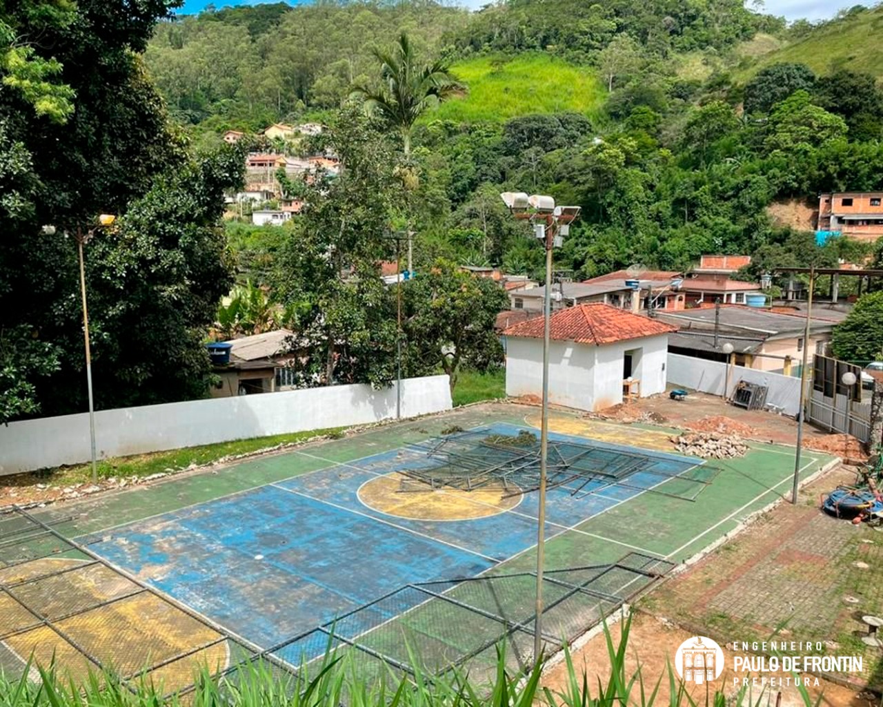 Obras das quadras esportivas do Distrito de Sacra Família e dos bairros Santo Antônio e Jardim Novo Rodeio.