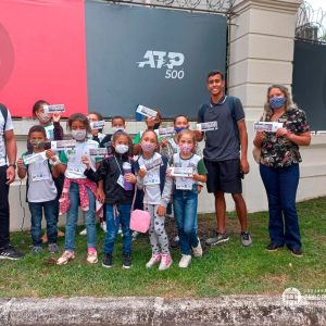 Leia mais sobre o artigo Alunos da Escola Municipal Barão do Amparo visitam local onde foi realizado o Rio Open, maior torneio de tênis da América do Sul.