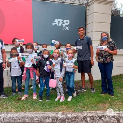 Alunos da Escola Municipal Barão do Amparo visitam local onde foi realizado o Rio Open, maior torneio de tênis da América do Sul.