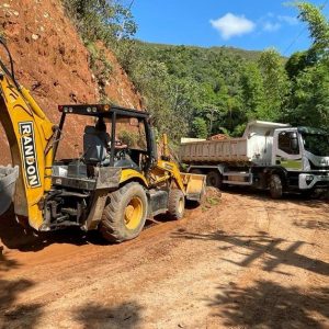 Leia mais sobre o artigo Secretaria Municipal de Obras realiza serviços de recuperação e recapeamento na estrada que liga o bairro da Borracha a Palmeira da Serra.