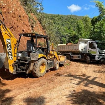 Secretaria Municipal de Obras realiza serviços de recuperação e recapeamento na estrada que liga o bairro da Borracha a Palmeira da Serra.