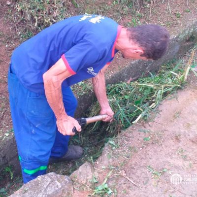 Limpeza Urbana faz serviço de limpeza, varrição e capina nos morros, vias e valas no Bairro Santo Antônio.