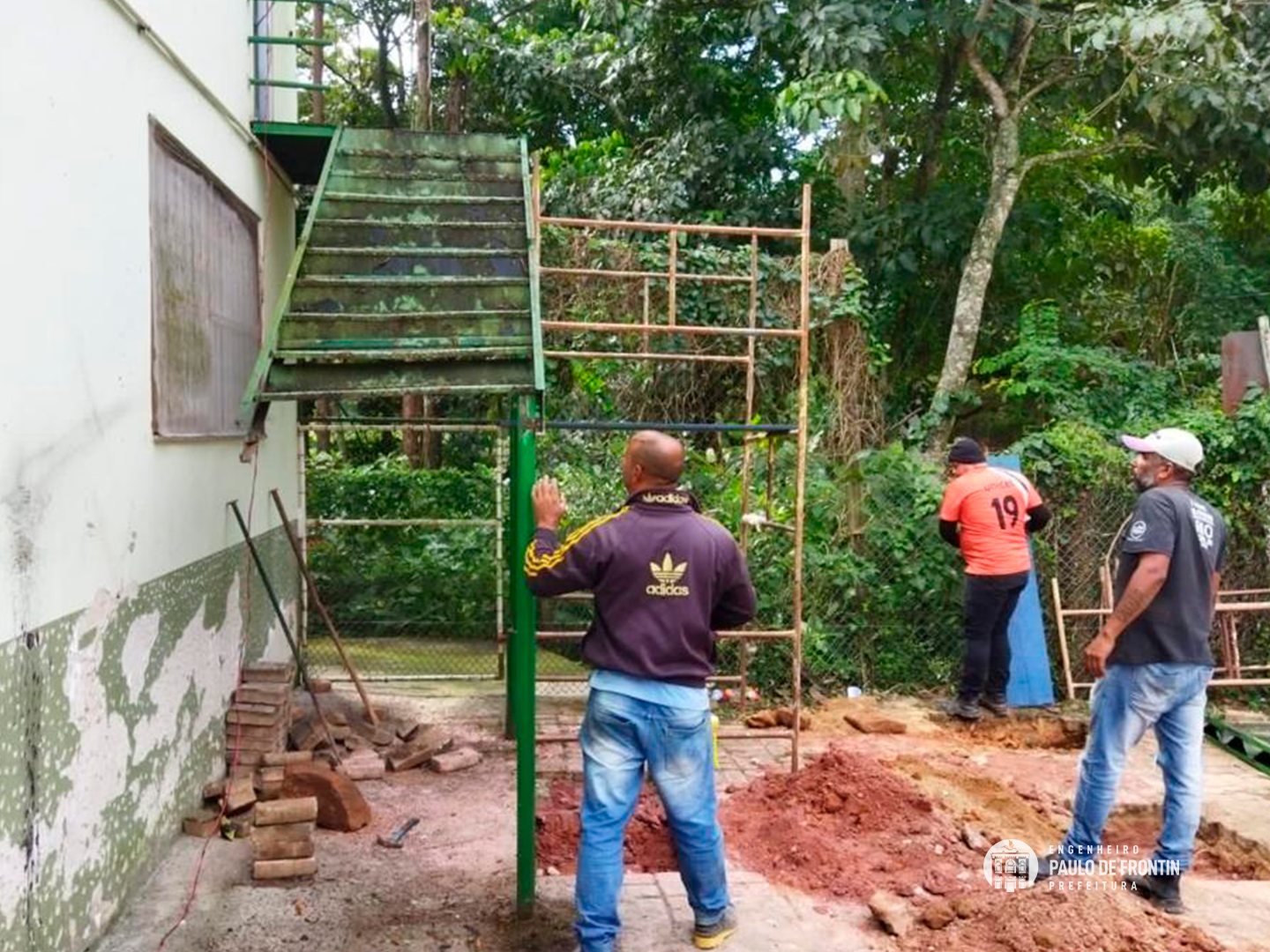 Secretaria Municipal de Obras dá início a construção de uma nova escada para o Centro de Treinamento da Aguada.