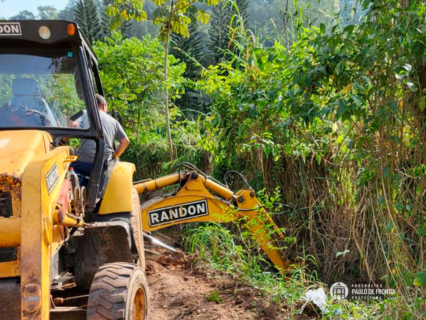 Secretaria Municipal de Obras e Limpeza Urbana realizam limpeza do córrego no bairro da Grama