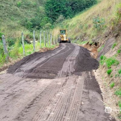 Serviços de melhoria, recapeamento e pavimentação na estrada da Lagoinha.