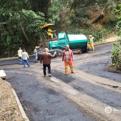 Serviço de pavimentação asfáltica é realizado na estrada do bairro Pavuna.