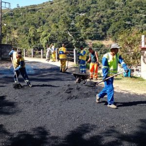 Leia mais sobre o artigo Secretaria Municipal de Obras da início à pavimentação asfáltica no Morro do Sossego.
