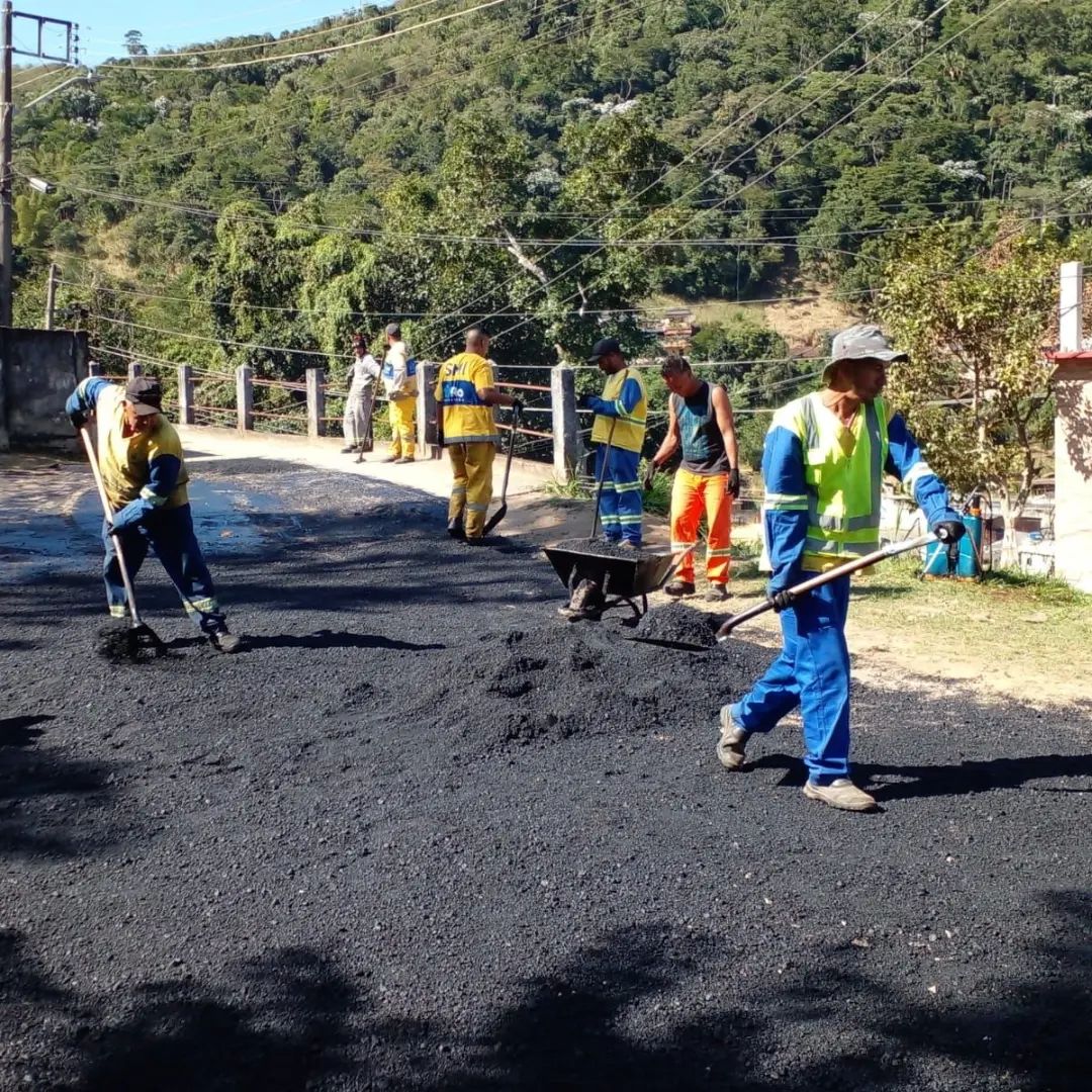 Secretaria Municipal de Obras da início à pavimentação asfáltica no Morro do Sossego.