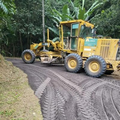 Secretaria Municipal de Obras e Serviços Públicos realiza melhoria na estrada do Parque Santa Clara.