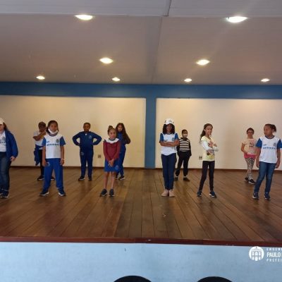 Apresentação de dança no Colégio Municipal Joaquim Mendes.
