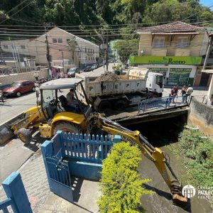 Leia mais sobre o artigo Equipe da Limpeza Urbana Municipal realiza serviço de dragagem no Rio dos Macacos, no Centro da cidade.