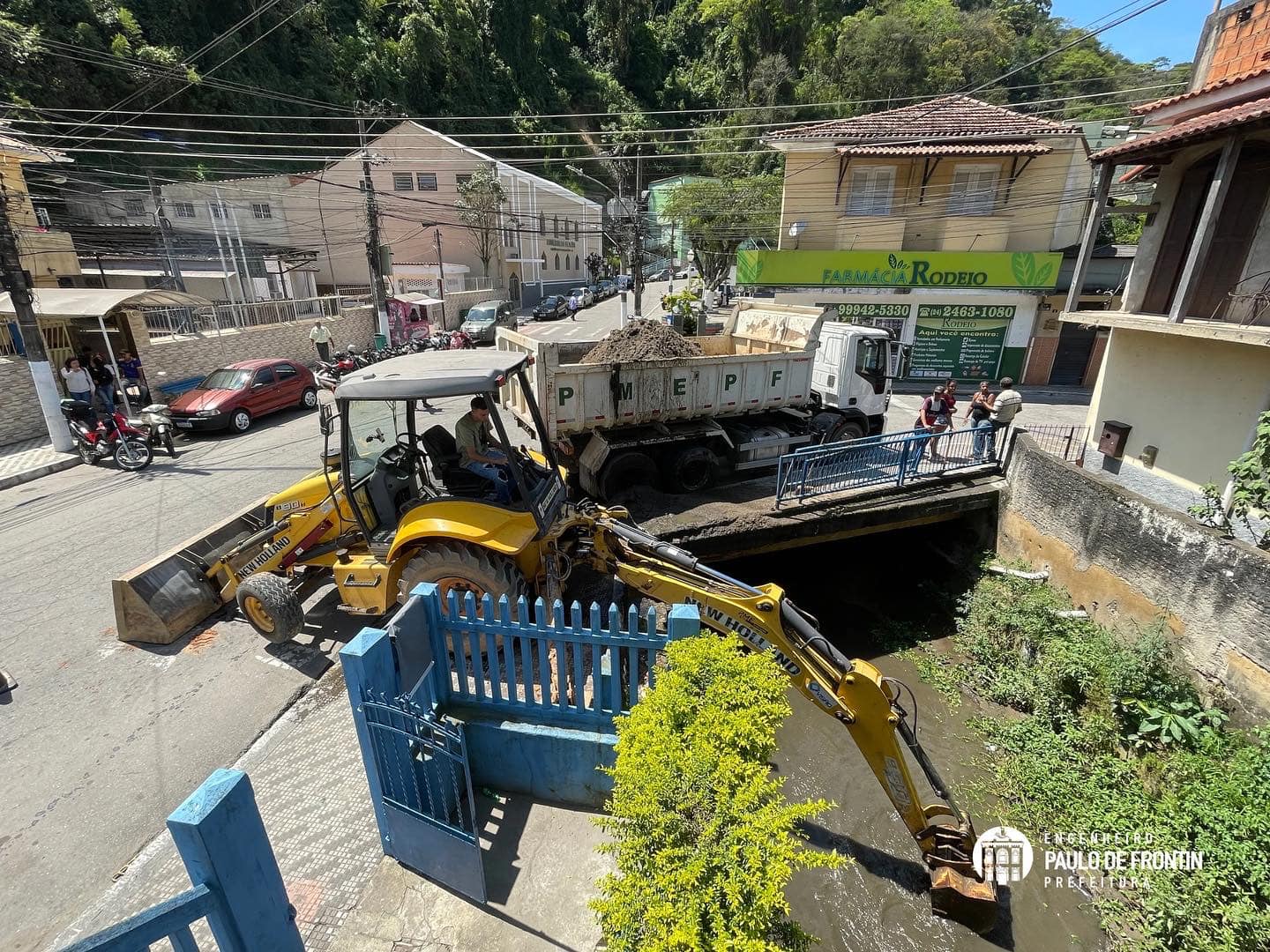 Equipe da Limpeza Urbana Municipal realiza serviço de dragagem no Rio dos Macacos, no Centro da cidade.