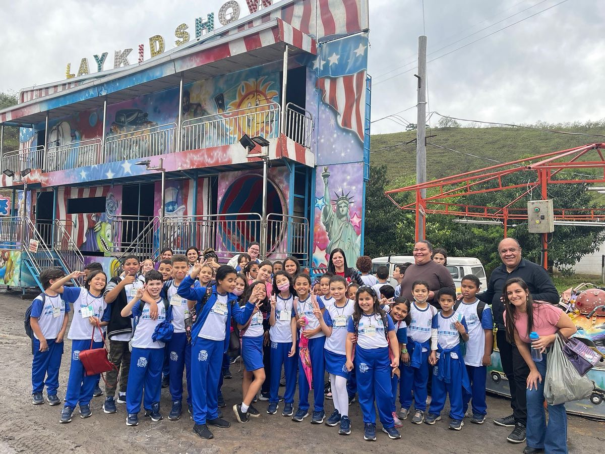 Alunos da rede pública municipal de ensino visitam parque de diversões.