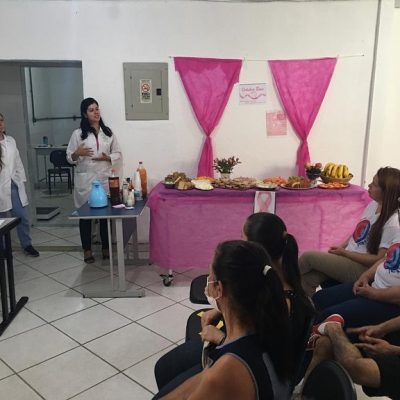 Nutricionista Thaís Ferraz realiza palestra sobre alimentação saudável e Outubro Rosa.