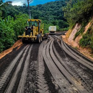 Leia mais sobre o artigo Secretaria Municipal de Obras realiza serviço de terraplanagem com agregado siderúrgico na estrada do bairro Camargo.