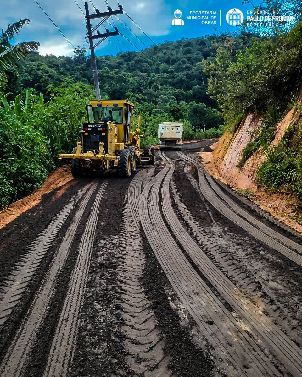 Secretaria Municipal de Obras realiza serviço de terraplanagem com agregado siderúrgico na estrada do bairro Camargo.